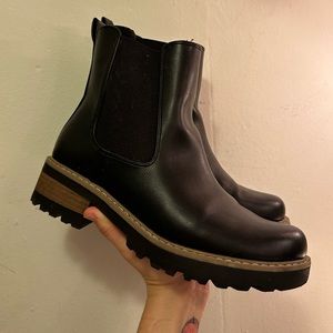 Universal Thread Chelsea boots